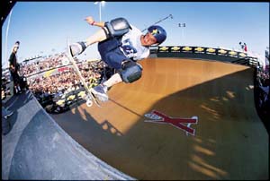 colin mckay does a backside 360 on the pipe
