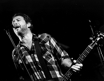 mike watt&copy;2001sbooth.jpg