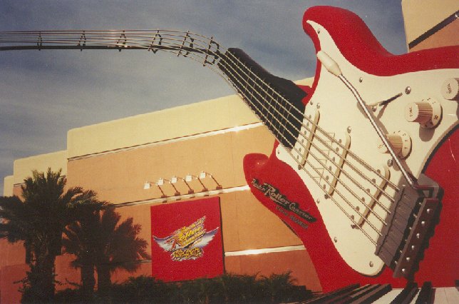 The rocking entrance of the Rock 'n' Roller Coaster