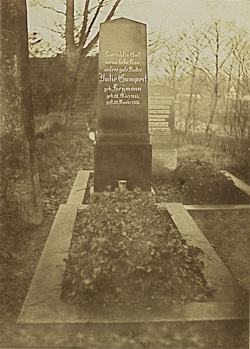 julieGumpGrave