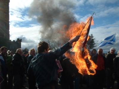 On the 9th October 2004, in Edinburgh, a union flag was burned but other union flags were proudly flown. Click to Scottish Republican News for a report and the debate.