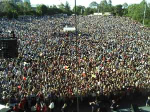 crowd.jpg (27345 bytes)