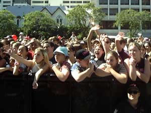 crowd3.jpg (19486 bytes)