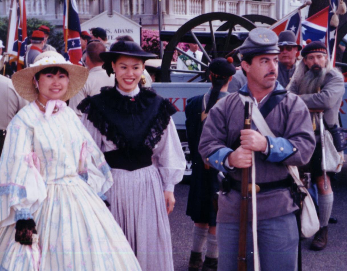 2001Parade.JPG (130028 bytes)