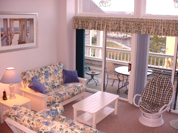 Bright LivingRoom with deck access from 2 patio doors