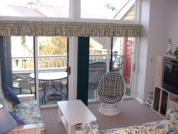 Bright LivingRoom with deck access from 2 patio doors