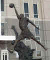 estatua de mj.jpg (39953 bytes)