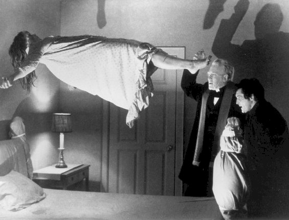 El demonio haciendo levitar a Linda Blair