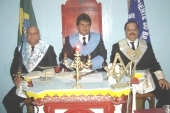 Da esquerda para direita - O Irm�o Ver�ssimo, Mestre instalado; Irm�o Eduardo, Vener�vel da Loja Segredo e Verdade n�06 e o Irm�o Ubiraj�ra Junior, Veneravel da Segredo e Verdade n�851