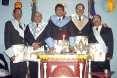 Da esquerda para direita - O Irm�o Jo�o Batista, Mestre Instalado da Loja Ac�sia da Serra; Irm�o Ver�ssimo, Mestre instalado e o Irm�o Eduardo, Vener�vel da Loja Segredo e Verdade n�06; Irm�o Ubiraj�ra Junior, Veneravel da Loja Segredo e Verdade n�851, Irm�o