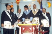 Da esquerda para direita - Irm�o Homero Rodrigu�s, Vener�vel da Loja Universit�ria Cavaleiro do Monte das Tabocas e membro da Loja Segredo e Verdade n�851; Irm�o Marcos, Irm�o Ver�ssimo, Mestre instalado e o Irm�o Eduardo, Vener�vel da Loja Segredo e Verdade n�06; Irm�o Ubiraj�ra Junior, Veneravel da Loja Segredo e Verdade n�851, Irm�o Nailson Silverio, Veneravel da Loja Luz e Perfei��o