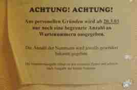 'Achtung! Achtung! ... ab 20.3.03 nur noch eine begrenzte Anzahl an Wartenummern ausgegeben ...'