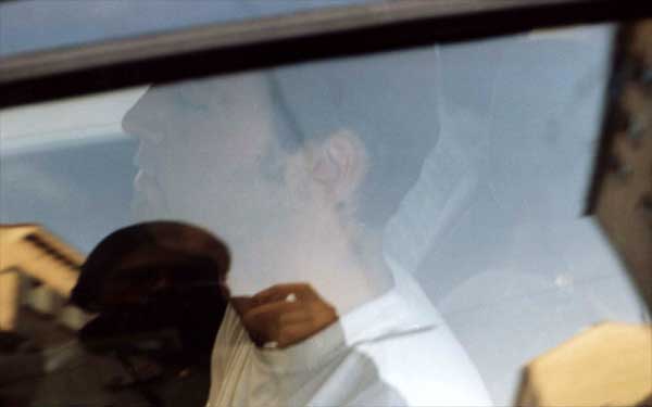 Rechts im Bild mein fotographierender Schatten gespiegelt im Seitenfenster des VWs von Satanbiest Sekroethi (Raaberbahngasse 29.Oktober 2004 kurz nach 11 Uhr)--> Krethi & Plethi (M�rder & Flieher) Adolf i.A. Sekroethi in Aktion
(4 Fotos)