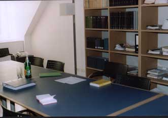 Dr. Lukas Leszkovics wollte sich nicht ablichten lassen, so fotografierte ich nur seinen Schreibtisch.