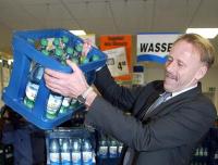 Trittin mit Bierkasten