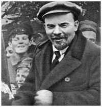 Lenin in Gro�aufnahme. Hintergrund: Kinder und Jugendliche