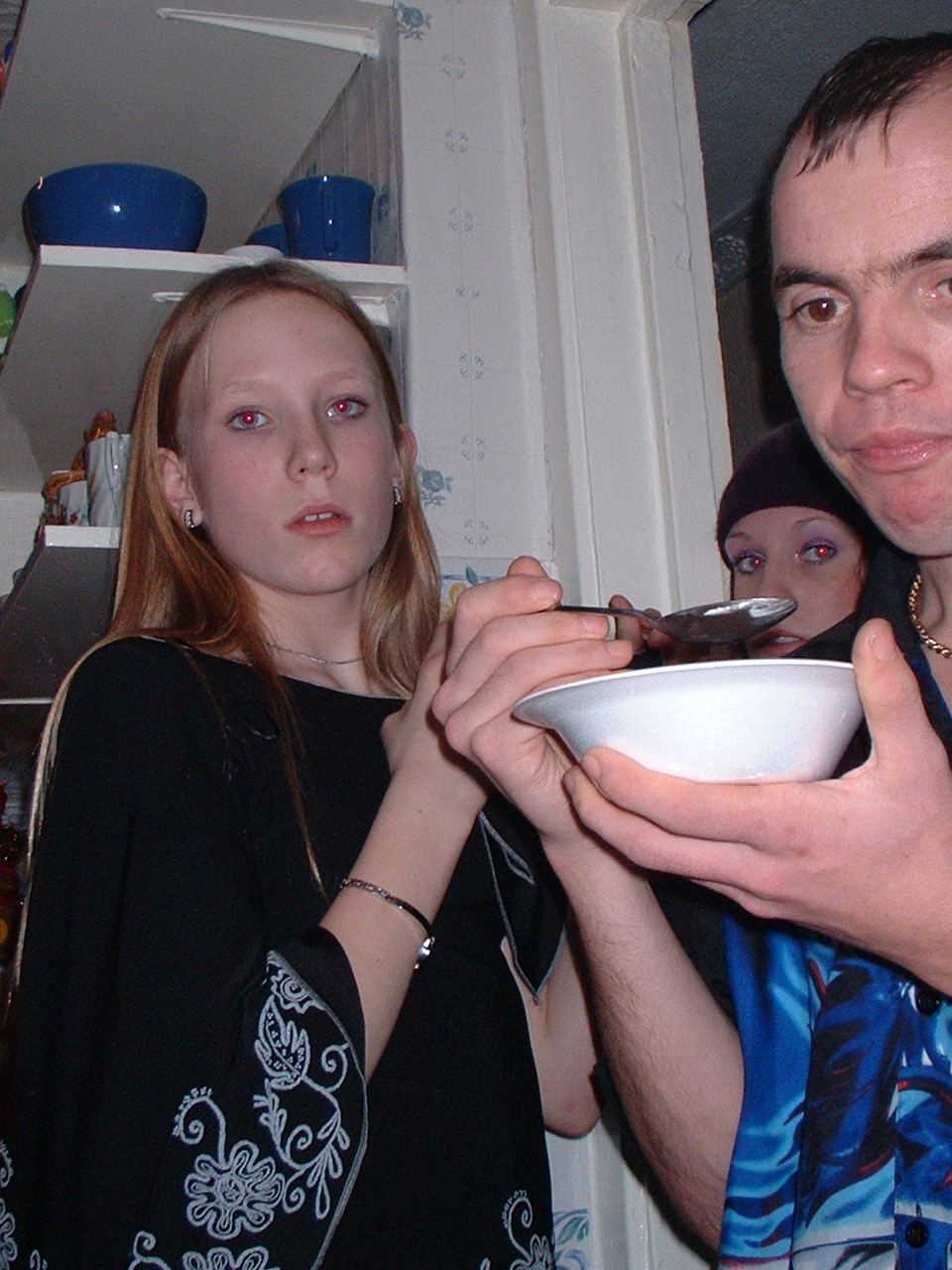 wots he eatin ?