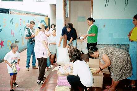 Distribui��o de cestas b�sica �s fam�lias das crian�as atendidas na creche.