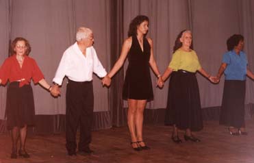  M&ocirc;nica preparando os alunos para uma apresenta&ccedil;&atilde;o