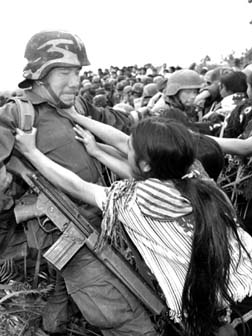 Ellas, peque�as, diminutas, armadas con esos brazos, con esas manos, los detuvieron en X'oyep Foto:Pedro Valtierra (La Jornada)
