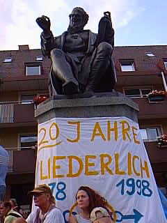 Stra�enfest '98 - Hans-Sachs-Statue (18917 Byte)