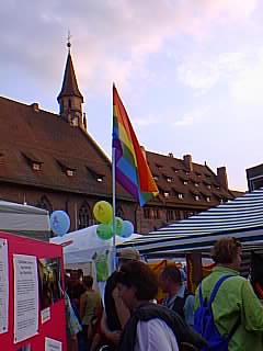 Stra�enfest '98 - Regenbogenfahne (16977 Byte)
