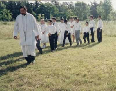 El padre "Chino" Oscar y un grupo de ni�os de comuni�n...