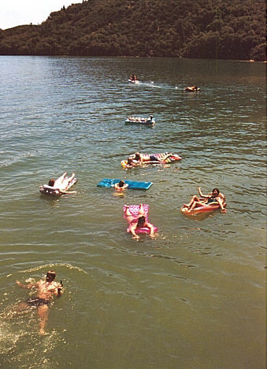 98floatwide.jpg (54223 bytes)