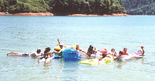 99floatbig.jpg (33124 bytes)