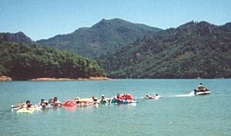 99floattow.jpg (14998 bytes)