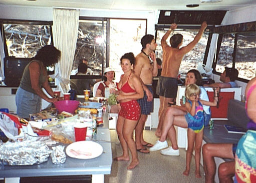 99kitchen.jpg (56054 bytes)