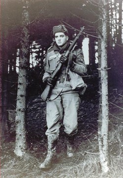 Elvis circa Nov-Dec 1958 training in Grafenw�hr, Germany