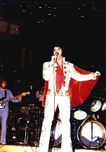 Elvis on stage in Detroit,1972.
