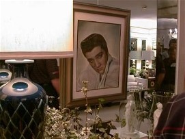 Painting of Elvis on the wall in Graceland's living room