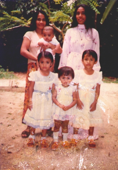 Cikgu Noor bergambar dengan adik - beradik serta mak dan mak sedara dia.