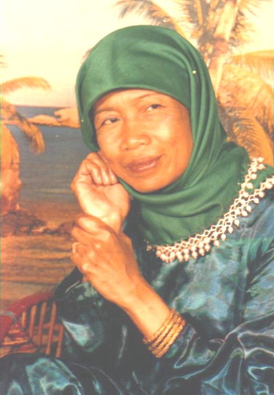 Ini mak Sham. Suka bergaya bila bergambar. Sayang mak....