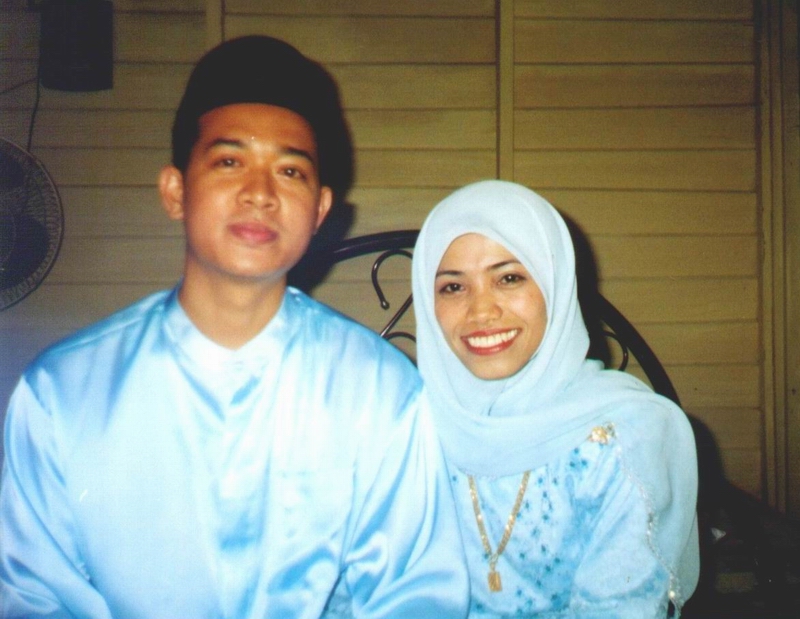 Cewah.... Pasangan bahagia. Ini tak apa sebab dah nikah. Manis gitu....