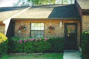 Photo of the front of the townhouse before landscaping (11K)