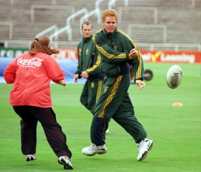Pollock_passes_rugby_ball.JPG (23081 bytes)