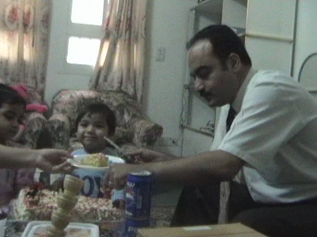 Daddy,please give me a big slice!!