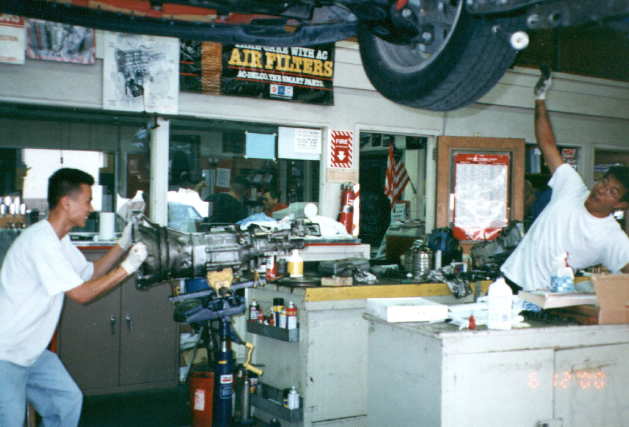 autoshop1.jpg (137797 bytes)