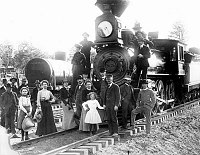 FIRST TRAIN TO CARRY PASSENGERS ALL THE WAY TO GRAND CANYON VILLAGE. GROUP POSING IN FRONT OF LOCOMOTIVE. 17 SEP 1901