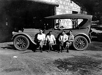 PIERCE ARROW TOURING CAR BY FRED HARVEY PUBLIC GARAGE. CURLY ENNIS 3RD FROM LEFT. GRCA 14745. CIRCA 1922. FRED HARVEY.