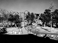 FRONT OF HOPI HOUSE FROM EL TOVAR HOTEL. SIGN ON LAMP SAYS: VISITORS WELCOME. CIRCA 1940. SANTA FE RR.