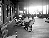 EL TOVAR HOTEL. 5 PEOPLE SITTING ON E PORCH. VERANDA OVERLOOKING THE CANYON. CIRCA 1906. DETROIT PUBLISHING. 