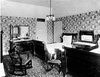 EL TOVAR HOTEL - BEDROOM WITH TWO SLEIGH BEDS, 1 DOUBLE AND 1 SINGLE. CIRCA 1905. DETROIT PHOTOGRAPHIC. 
