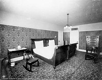 EL TOVAR HOTEL - THE BEDROOM OF SUITE 73-75. DOUBLE SLEIGH BEDS. ROCKING CHAIRS. CIRCA 1905. DETROIT PHOTOGRAPHIC.