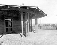 EL TOVAR HOTEL - THE SOUTH ROOF GARDEN LOOKING EAST. HOPI HOUSE IN BACKGROUND. CIRCA 1905. DETROIT PHOTOGRAPHIC. 