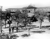 3 MEN STAND BY EL TOVAR HOTEL. HITCHING RAIL & HORSE-DRAWN CARRAIGE OR STAGE. CIRCA 1912. MCCLURE? 