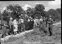 JUNIOR NATURALIST MCHENRY ON NORTH RIM WITH AN AUTO CARAVAN VISITOR GROUP OF 17 PEOPLE. JUNE 1933 NPS PHOTO